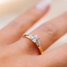 N240621 GEMS BY GULLDIA - PRINCESS RING I GULL MED 0,95 CT LAB DIAMANT thumbnail