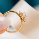 N240621 GEMS BY GULLDIA - PRINCESS RING I GULL MED 0,95 CT LAB DIAMANT thumbnail
