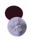 1901 SMYKKESKRIN MED BAMSE - MINE FØRSTE SMYKKER - DIAMETER: 65 MM x HØYDE: 35 MM thumbnail