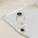 1215980 HVITT GULL ROSET RING MED SORT SAFIR  OG DIAMANTER CT WSi 0,0816 - B: 13,5 MM x H: 14,5 MM thumbnail